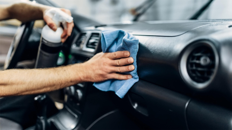 Sådan plejer du plast i bilens kabine korrekt