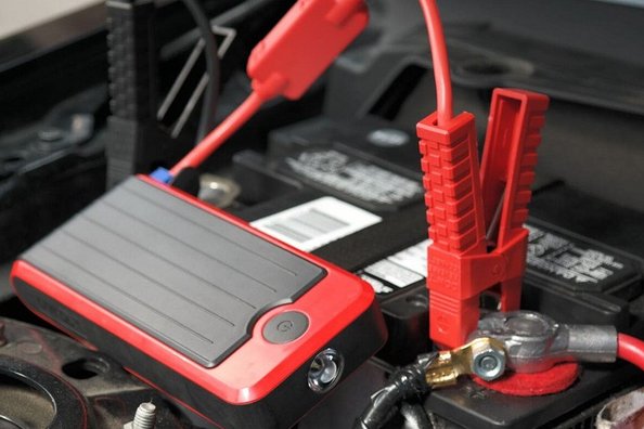 Sådan starter du bilens motor med afladet batteri