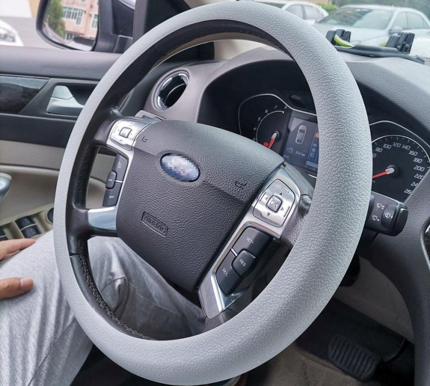 Sådan vælger du et ratbetræk til bilen