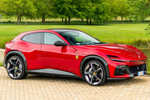 Test af den sportslige firehjulstrukne crossover Ferrari Purosangue Foto 3