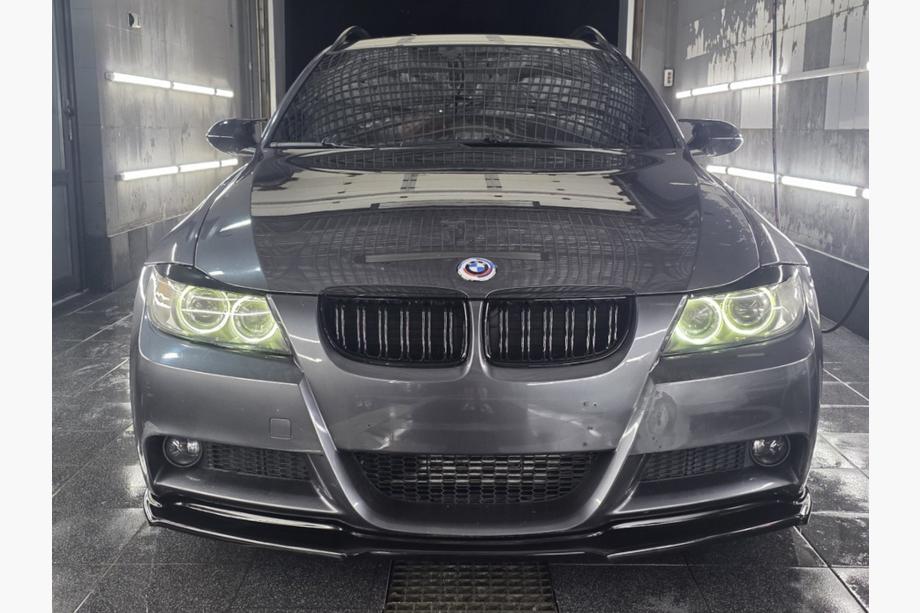 BMW 3-serie E90/E91 2005–2011 Jubilæumsemblem 82 mm (foran) Image