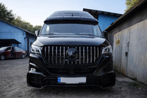 Mercedes Sprinter W907/W910 2018– Forreste kofanger med grill V2 (AMG) foto 1