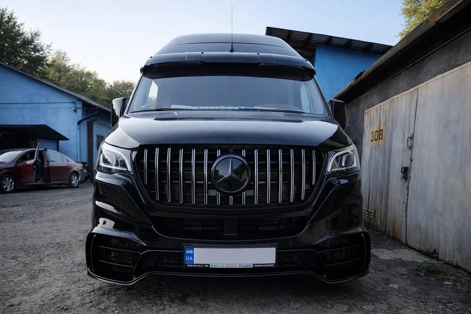 Mercedes Sprinter W907/W910 2018– Forreste kofanger med grill V2 (AMG) Image