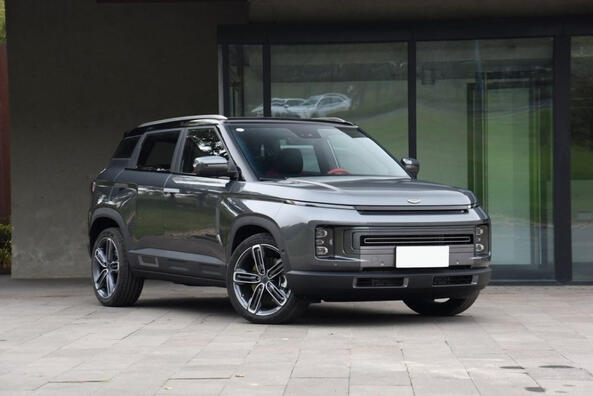 Geely ICON: Stilfuld og teknologisk hybrid-crossover