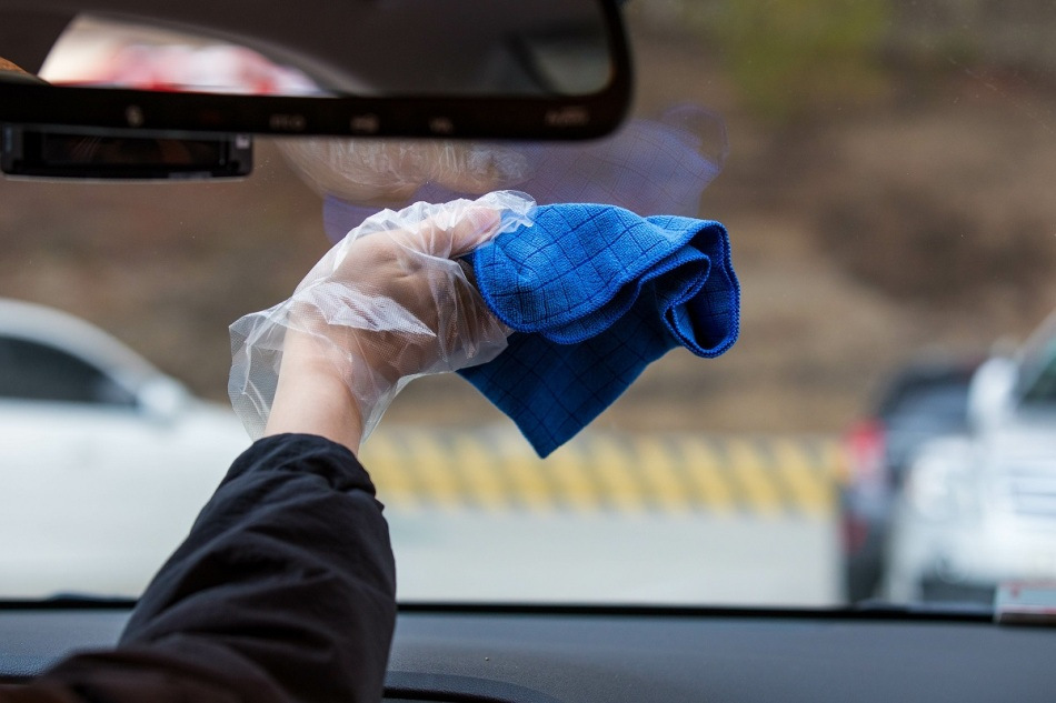Sådan fjerner du striber på bilruder: tips og tricks