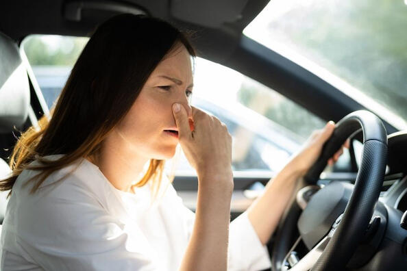 Sådan neutraliserer du effektivt dårlig lugt i bilen