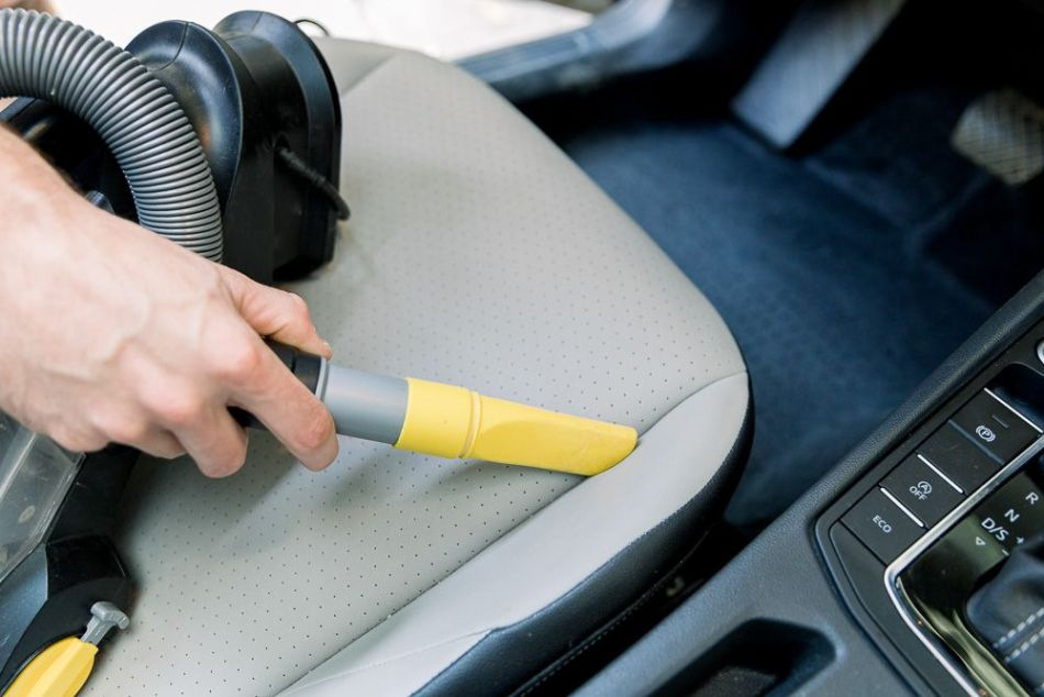 Sådan rengør du svært tilgængelige steder i bilen