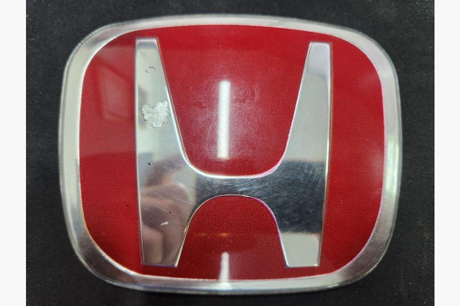 Honda Emblem (rød, selvklæbende) Udsalg 113 mm til 93 mm (afstand mellem beslag 50 mm) Image