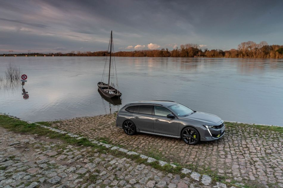 Test af 360-hestes hybrid-stationcar Peugeot 508 SW PSE