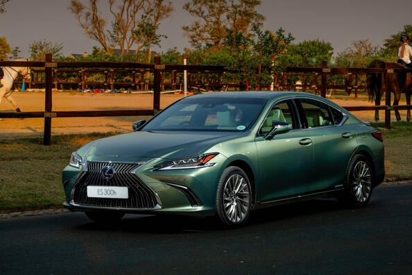 Lexus ES Hybrid: luksus og stilhed på eldrift