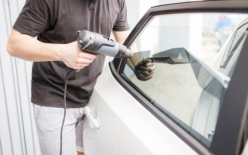 Træt af toning? Fjern gammel toningsfolie fra bilen selv