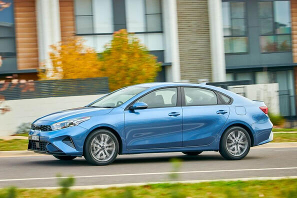 Anmeldelse af den stilfulde og praktiske bysedan KIA Cerato Foto 2