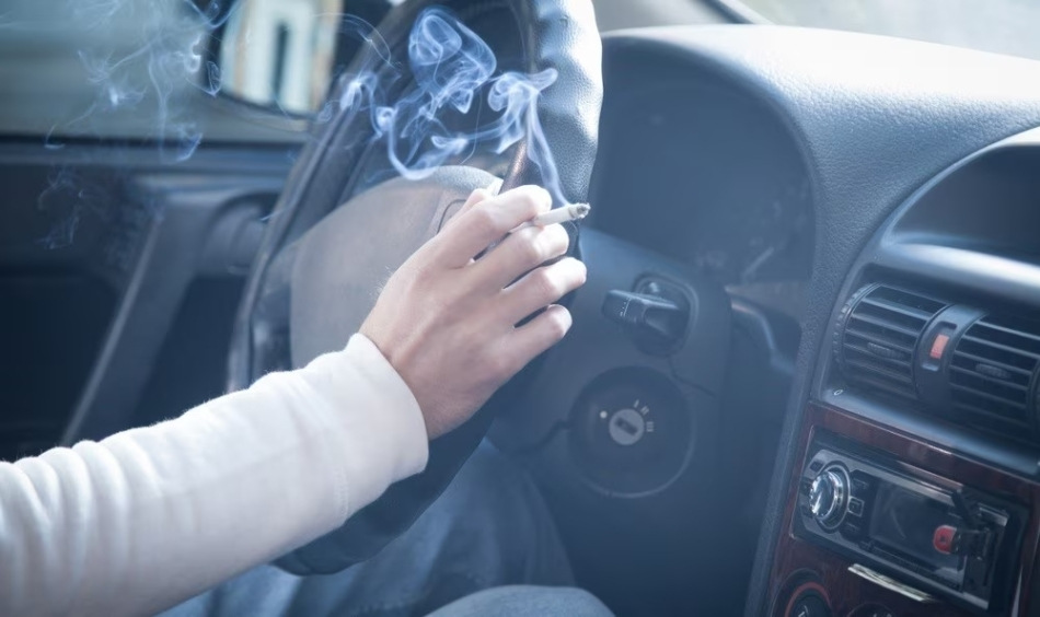 Sådan fjerner du cigaretrøgslugt i bilen