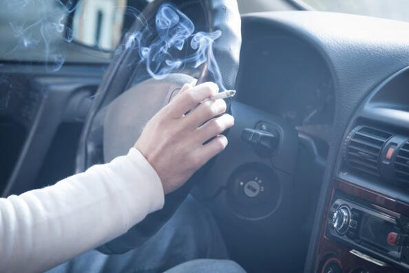 Sådan fjerner du cigaretrøgslugt i bilen