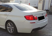 BMW 5-serie F10/F11 2010–2016 MP-Style bagspoiler (til F10, blank sort) foto 3