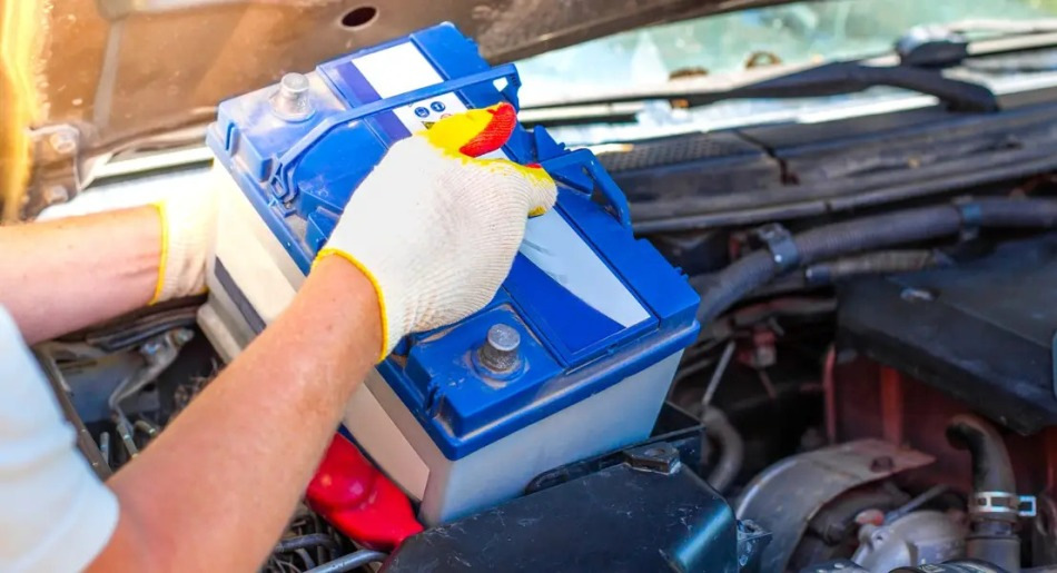 Sådan afmonterer du bilens batteri korrekt