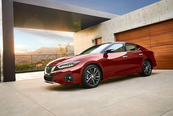 Anmeldelse af den komfortable og elegante Nissan Maxima sedan