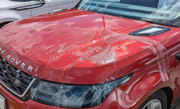 Hvad gør du, hvis bilen er blevet overhældt med maling eller syre?