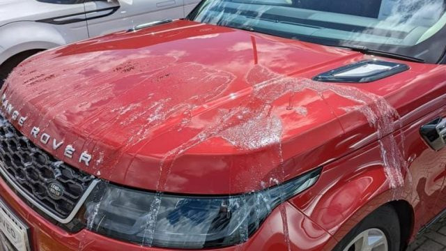 Hvad gør du, hvis bilen er blevet overhældt med maling eller syre?