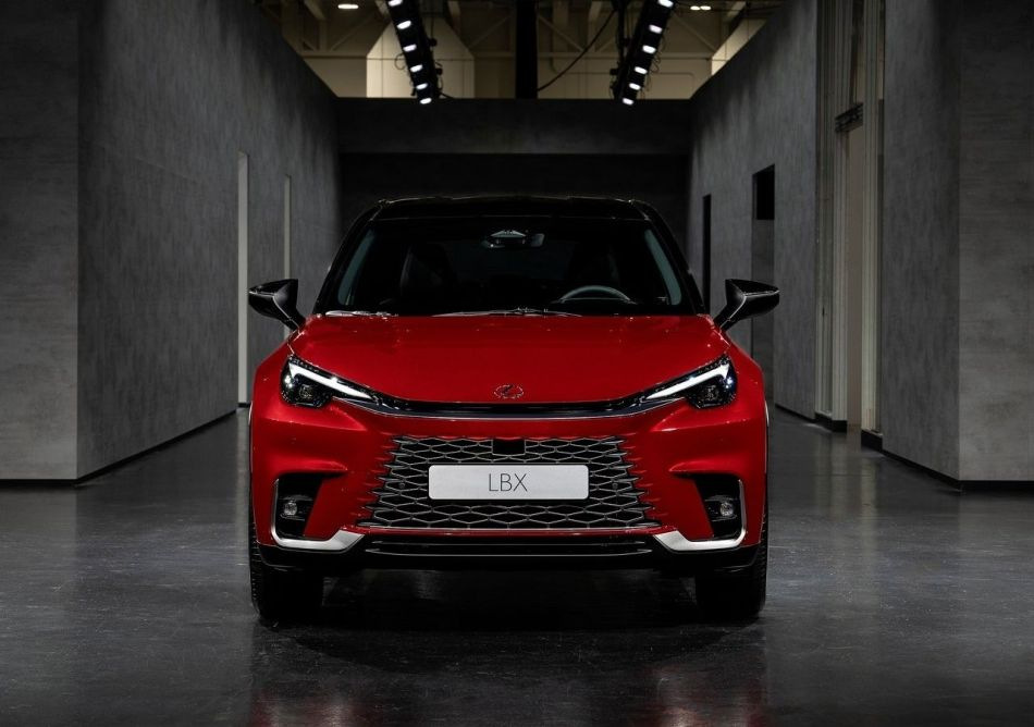 Test af Lexus LBX: elegant og teknologisk kompakt crossover
