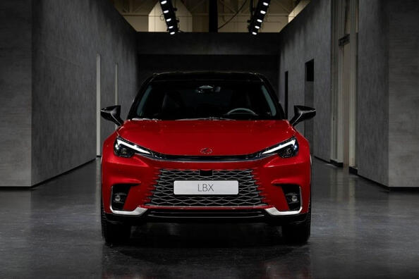 Test af Lexus LBX: elegant og teknologisk kompakt crossover