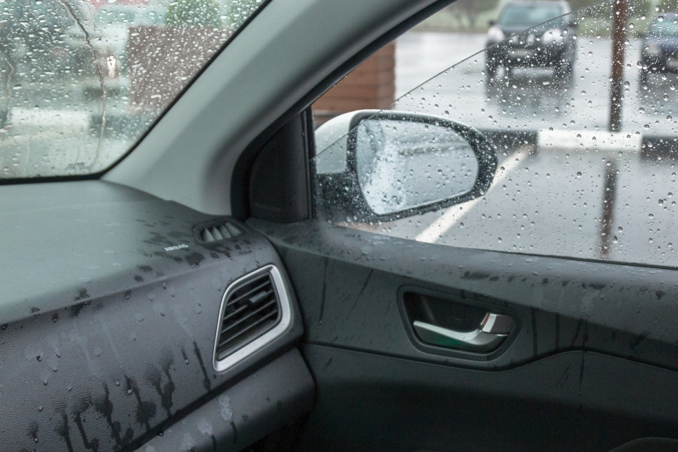 Sådan beskytter du bilen mod for meget fugt