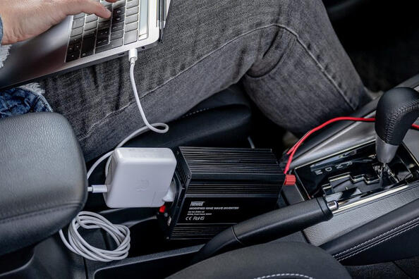 Sådan får du 220 volt i bilen