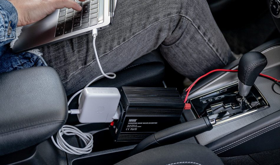 Sådan får du 220 volt i bilen