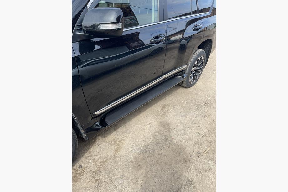 Lexus GX460 2009–2023 Sidetrin (2 stk., aluminium) Hvid farve (sort trinbræt) Foto 10