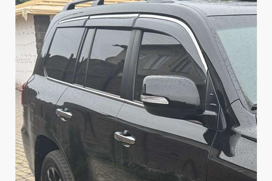 Lexus LX570/450d 2008–2022 Vindafvisere til sideruder med kromliste Niken Luxury (2008-2015, 6 stk) Image
