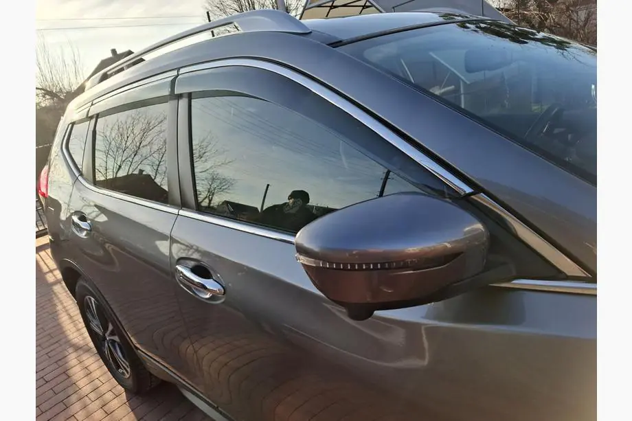Nissan X-trail T32/Rogue 2014–2021 Vindafvisere med kromliste Niken Luxury (6 stk) Image