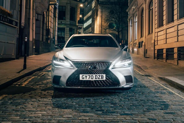 Anmeldelse af faceliftet af femte generation Lexus LS