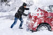 Sådan får du bilen fri af en snedrive foto 1