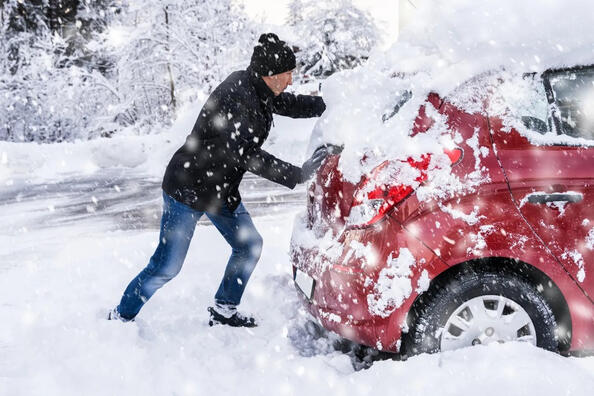 Sådan får du bilen fri af en snedrive