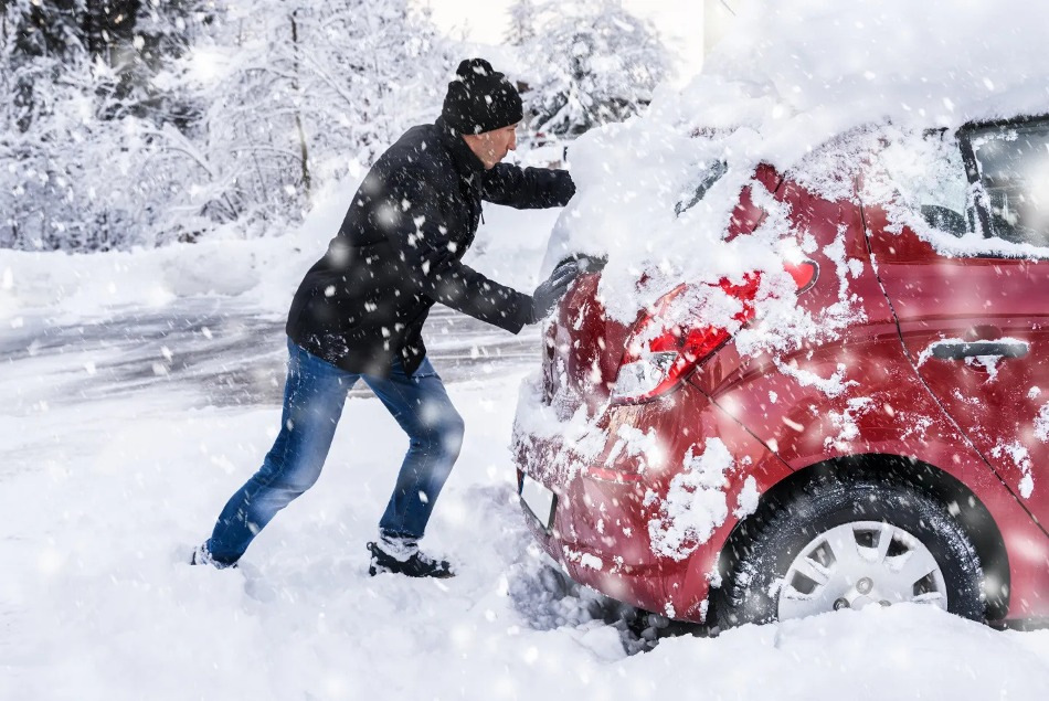 Sådan får du bilen fri af en snedrive