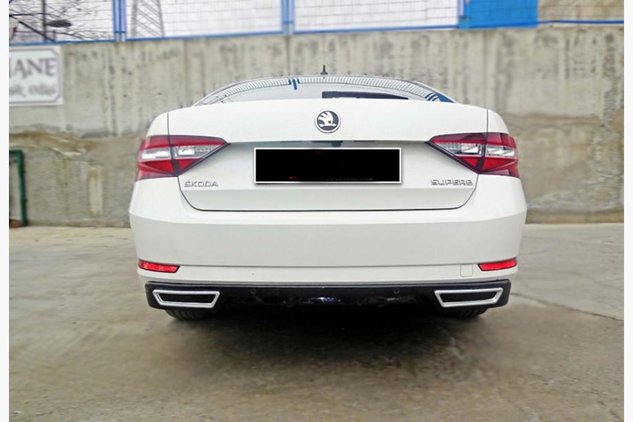 Skoda Superb 2015–2024 Bagdiffusor DPT V-2 (sort højglans) Image