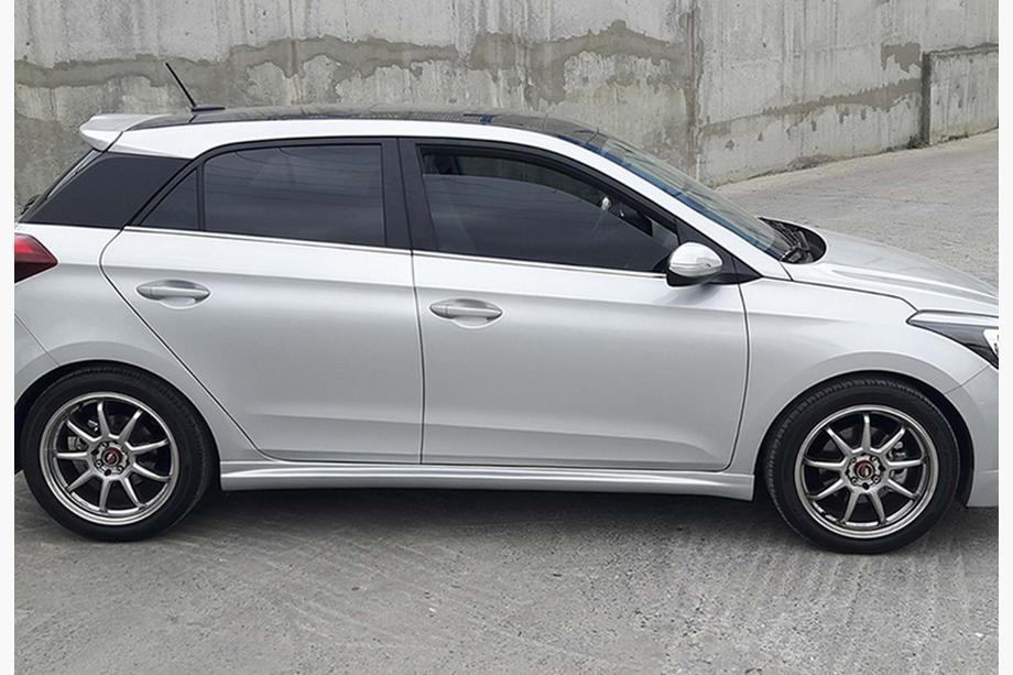 Hyundai I-20 2014–2020 DPT sideskørter (2014-2018, sort højglans) Foto 2