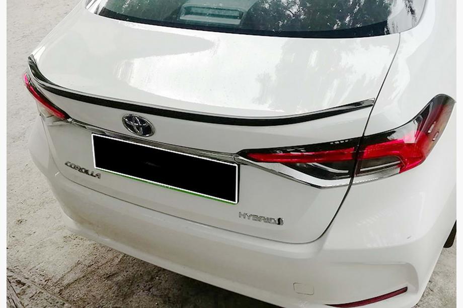 Toyota Corolla 2019– DPT spoiler (sort højglans) Image