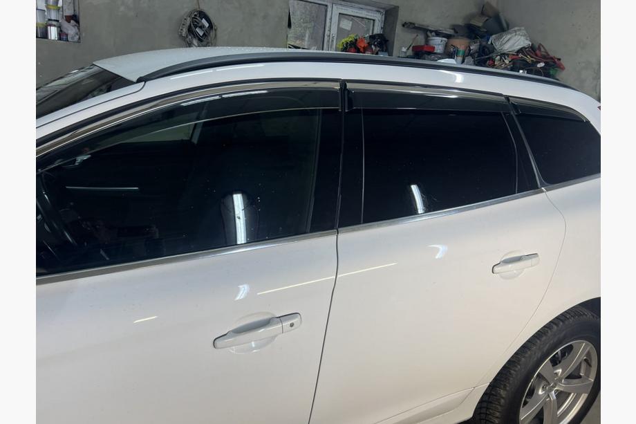 Volvo XC60 2009–2017 Vindafvisere med kromliste Niken Luxury (6 stk) Foto 4