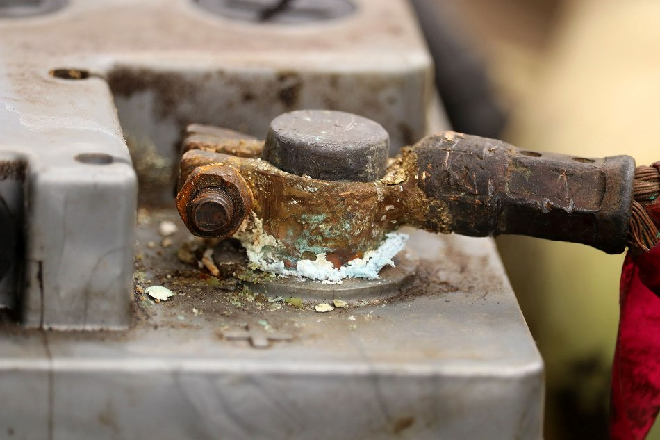 Sådan renser du batteripoler for oxidation