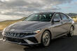 Test af Hyundai Elantra 2023: facelift af sedanen foto 2