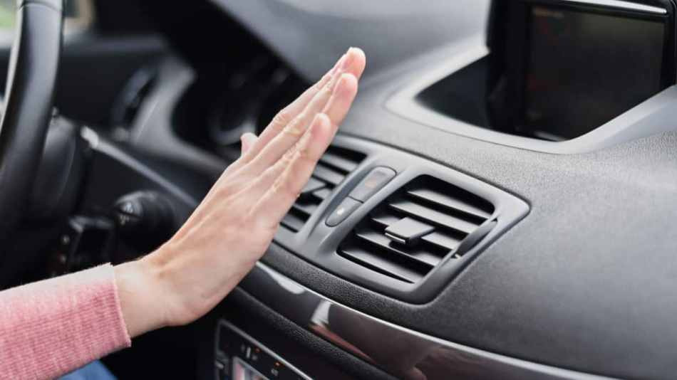 Hvorfor varmeren i bilen varmer dårligt: mulige årsager