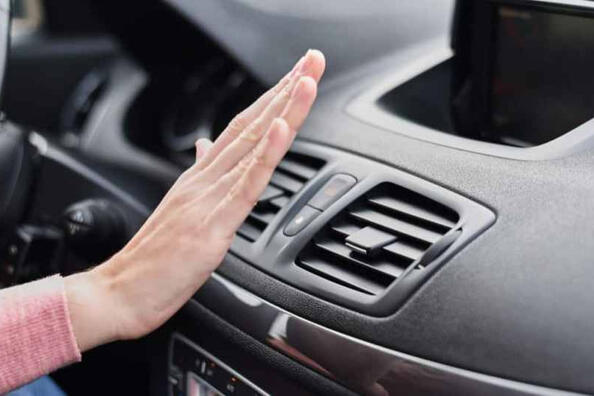 Hvorfor varmeren i bilen varmer dårligt: mulige årsager