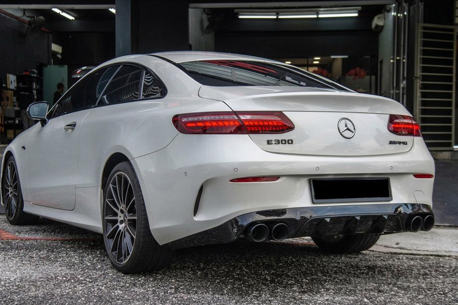 Mercedes E-klasse Coupé C238 2016–2024 Bageste diffuser Black med udstødningsender Black (AMG53-design) Image