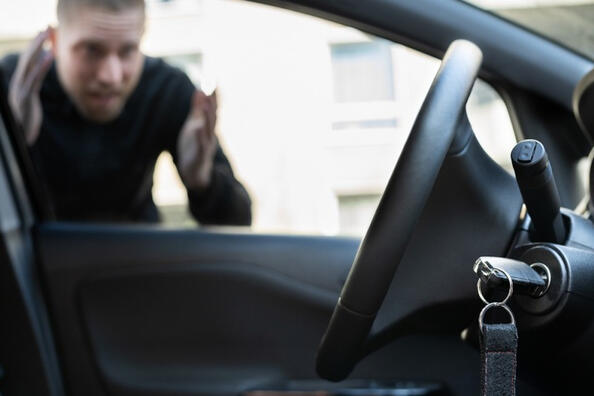 Sådan åbner du en bil med låste døre: tips og råd