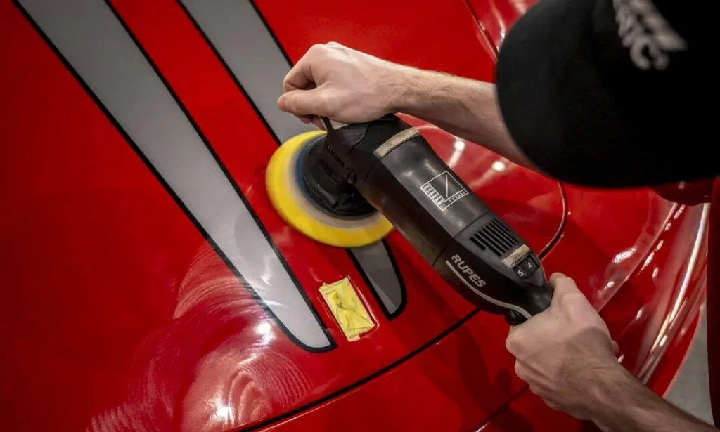 Hvorfor kan hyppig polering af bilen skade?