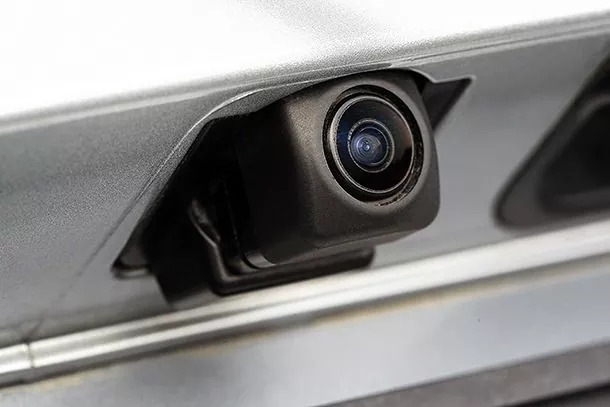Sådan monterer du et bakkamera i bilen: trin for trin