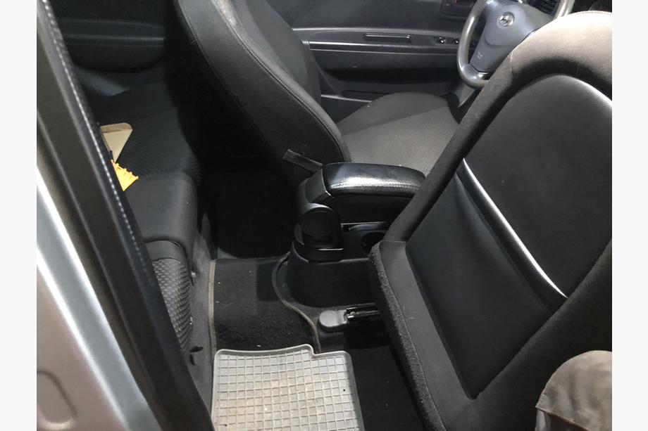 Hyundai Accent 2006–2010 Armlæn til kopholder Foto 4