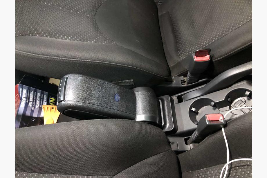 Hyundai Accent 2006–2010 Armlæn til kopholder Foto 3