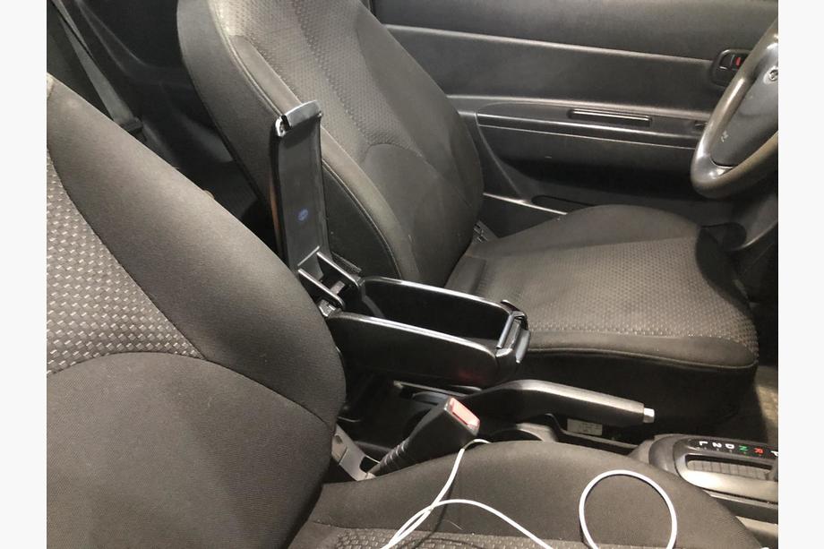 Hyundai Accent 2006–2010 Armlæn til kopholder Foto 2